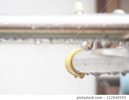 下雨天被淋濕的晾衣繩 112040593