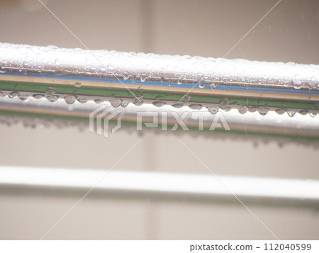 A clothesline that gets wet on a rainy day 112040599