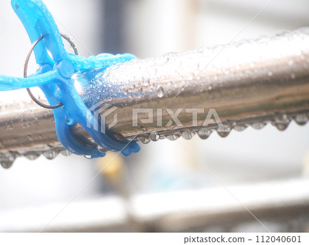 A clothesline that gets wet on a rainy day 112040601