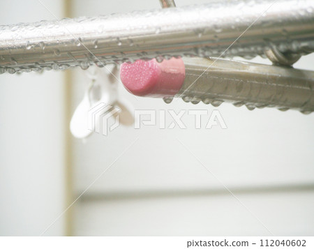 A clothesline that gets wet on a rainy day 112040602