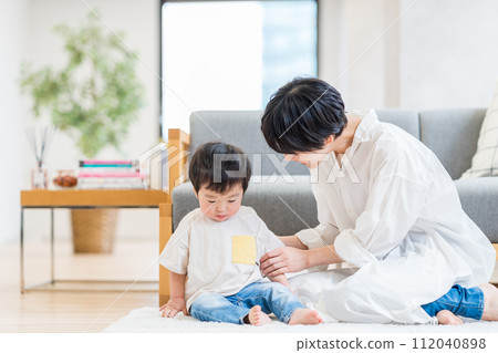 父母和孩子在客廳裡放鬆。 112040898