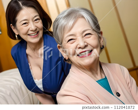 A middle-aged woman in her 50s came to see her mother at a nursing home. 112041872