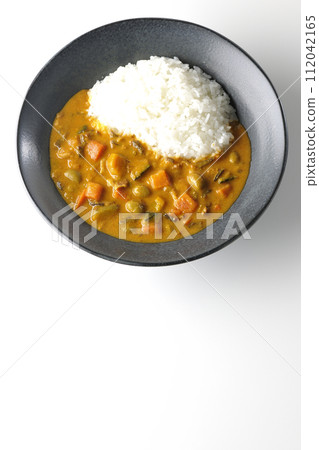白色背景下咖哩飯的頭頂照片,裡面有豬肉、南瓜和胡蘿蔔等大量蔬菜 白色背景下咖哩飯的頭頂照片,裡面有豬肉、南瓜和胡蘿蔔等大量蔬菜 112042165