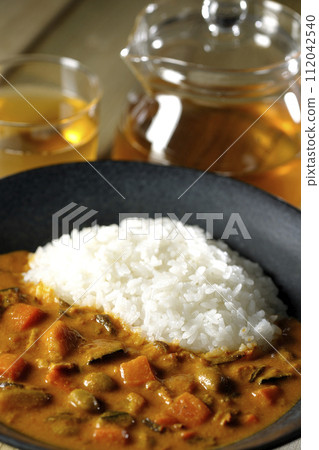 Curry rice and tea with plenty of vegetables such as pork, pumpkin, and carrots. Curry rice and tea with plenty of vegetables such as pork, pumpkin, and carrots. 112042540