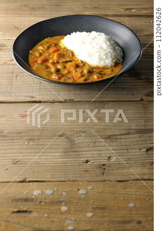 Curry rice with plenty of vegetables such as pork, pumpkin, and carrots. 112042626