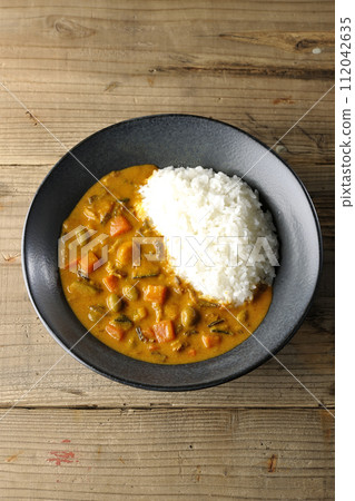 咖哩飯加入大量豬肉、南瓜、紅蘿蔔等蔬菜。 112042635