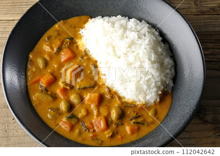 咖哩飯加入大量豬肉、南瓜、紅蘿蔔等蔬菜。 112042642
