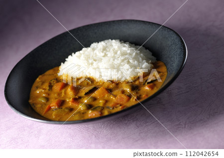 Curry rice with plenty of vegetables such as pork, pumpkin, and carrots. 112042654