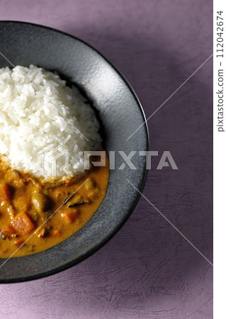 Curry rice with plenty of vegetables such as pork, pumpkin, and carrots. 112042674
