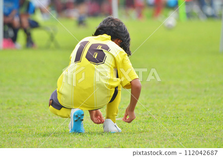 青少年足球比賽(球員繫鞋帶) 青少年足球比賽(球員繫鞋帶) 112042687