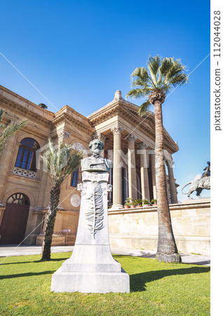 Statue of Giuspette Verdi outside the Teatro Massimo in Palermo 112044028
