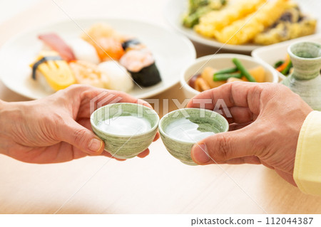 一對夫婦喝著清酒和日本料理 112044387