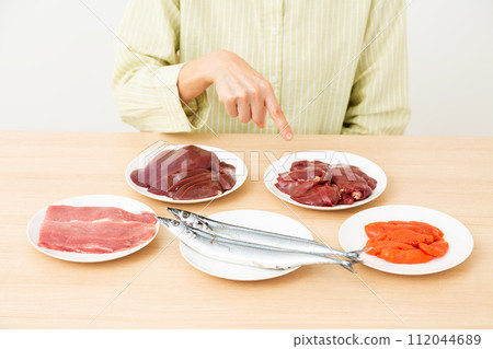 富含B群維生素的食物與中年女性 富含B群維生素的食物與中年女性 112044689