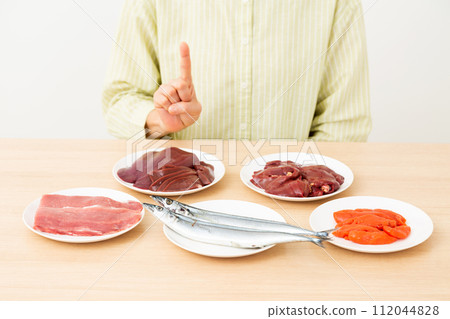 中年婦女舉起食指和富含 B 群維生素的食物 112044828