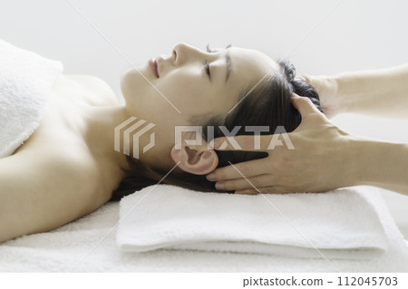 Young woman undergoing head spa Young woman undergoing head spa 112045703