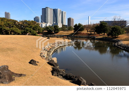 Shiori-no-ike pond in Hamarukyu in central Tokyo Japan 112045971