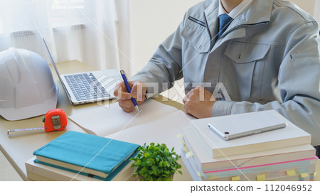 旨在在工作中獲得資格的建築商人的形象 112046952