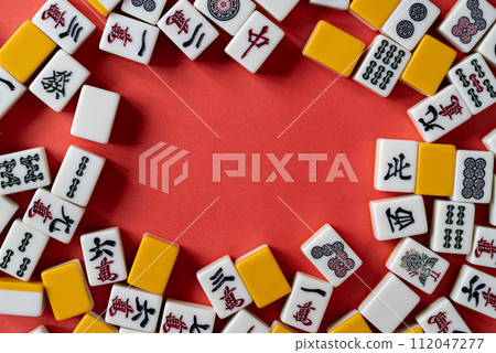 麻將牌排列整齊 112047277