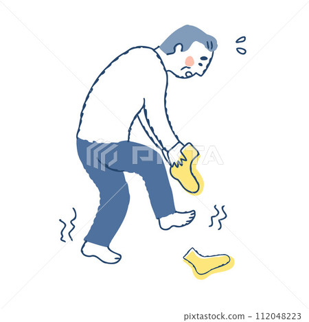 老人單腳站立，無法穿襪子 112048223