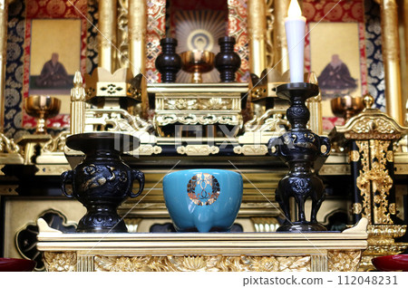 淨土真宗西本願寺的佛壇排列在金色的佛壇上 淨土真宗西本願寺的佛壇排列在金色的佛壇上 112048231