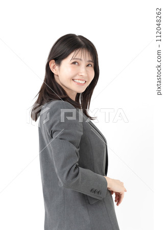 轉過身與微笑的女商人 112048262