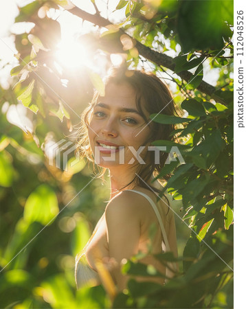 一位年輕女子在新鮮的綠色植物中曬太陽 112048526