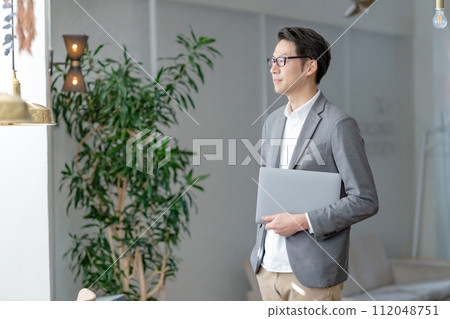 有膝上型計算機的一個人 有膝上型計算機的一個人 112048751