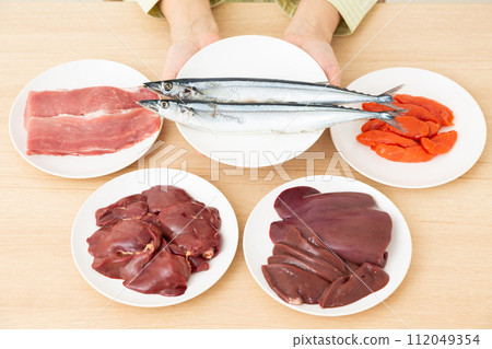 Foods rich in B vitamins (saury) 112049354