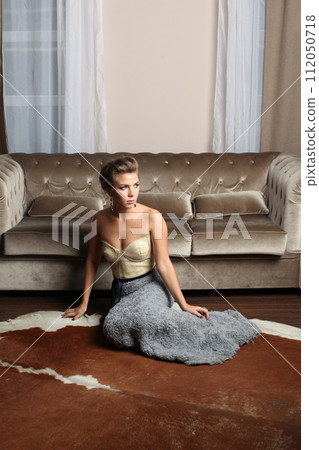 Glamorous fashionable woman posing indoor Glamorous fashionable woman posing indoor 112050718