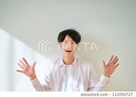 驚訝的年輕人張開雙臂 112050727