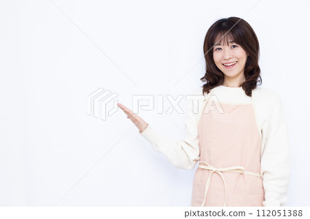 A housewife in her 40s introducing herself 112051388