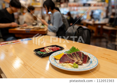 高知縣熱門旅遊勝地的烤鰹魚 高知縣熱門旅遊勝地的烤鰹魚 112051563