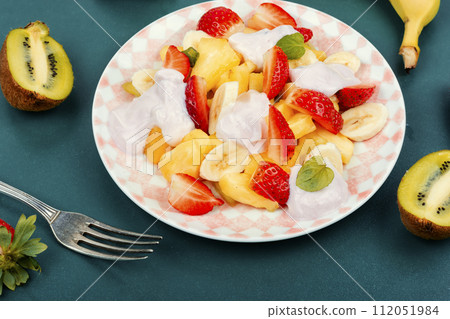 Delicious fruit salad with yogurt. 112051984
