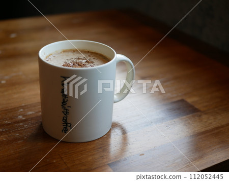 在咖啡館的拿鐵咖啡 112052445