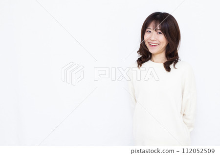 Woman in her 40s with permed hair 112052509