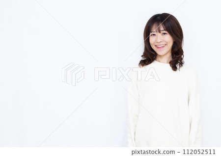 Woman with perm hair 112052511