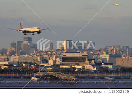 Passenger plane arriving at Tokyo Passenger plane entering Haneda Airport Passenger plane arriving at Tokyo Passenger plane entering Haneda Airport 112052569