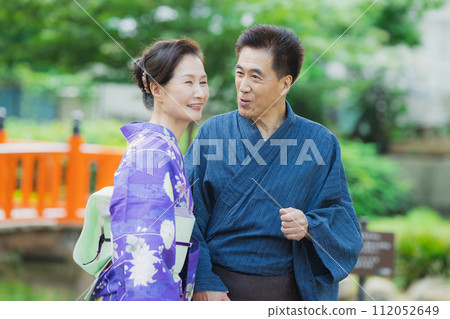 穿著浴衣的中年夫婦 112052649