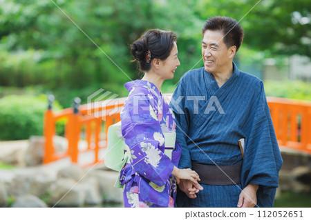 Middle-aged couple in yukata 112052651