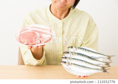 一個為吃肉和魚而煩惱的女人 112052776