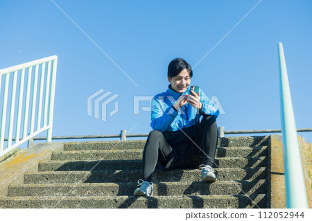 沿著河床奔跑的年輕人 112052944