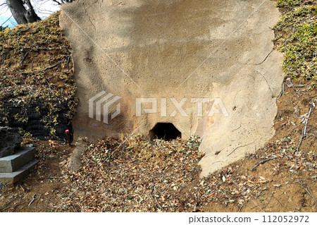 The hole in the womb of Fujizuka in Kisoro [Saitama City, Saitama Prefecture] 112052972