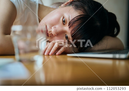年輕女子盯著玻璃 112053293