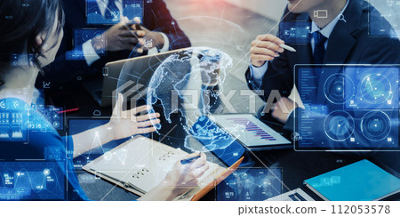 跨國人員在辦公室開會的全球網路形象 跨國人員在辦公室開會的全球網路形象 112053578