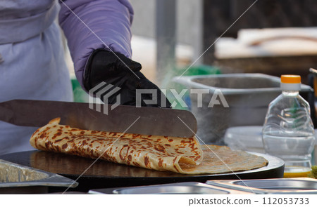 Making crepes, French pancakes at farmers market Making crepes, French pancakes at farmers market 112053733