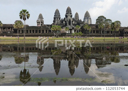 Angkor Wat reflected on the surface of the water 112053744