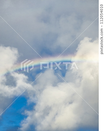 Beautiful rainbow between the clouds 112054010