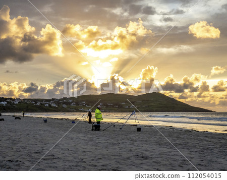 20 man are competing in a fishing competition on the beach. 112054015