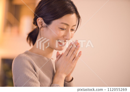 一位女商人的夜間例行公事，用準備好的菜餚吃晚餐 112055269