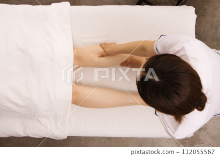 一位女士正在接受美容師的足部按摩 112055567